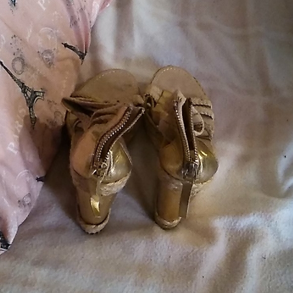 Sandles - Picture 3 of 3